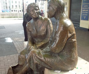 statue of women talking