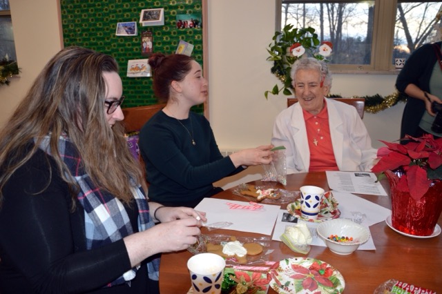 FIESTA DE NAVIDAD DE LA ESCUELA SECUNDARIA MOUNT ALVERNIA