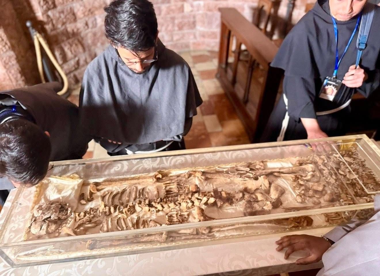 Los restos mortales de San Francisco de Asís se exponen al público en Italia